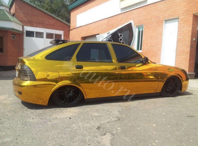 В России золотую Lada Priora продали за $24 000!