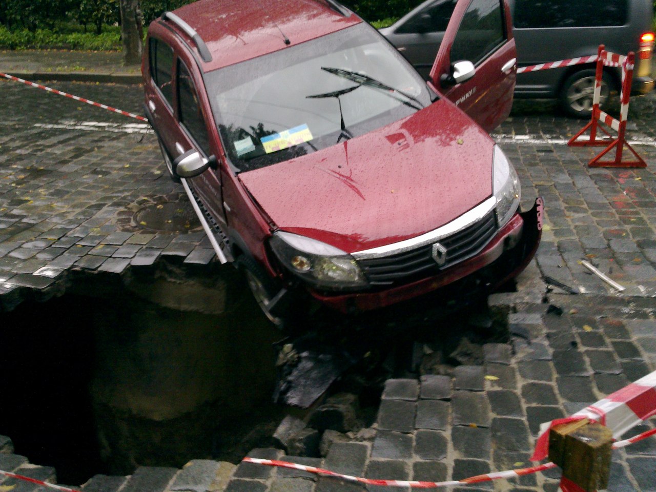 В Киеве девушка на авто провалились в огромную яму +ВИДЕО