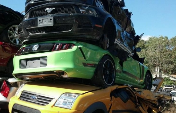 Новость одной картинкой: как утилизируют новые, но забракованные Ford Mustang