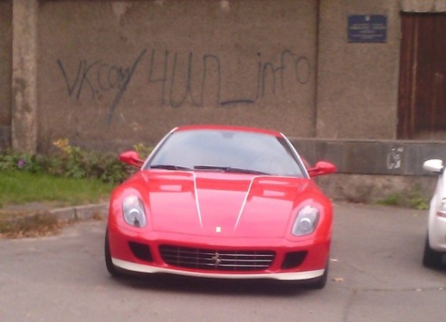 Новость одной картинкой: лимитированная Ferrari за 347 000 евро возле общаги!