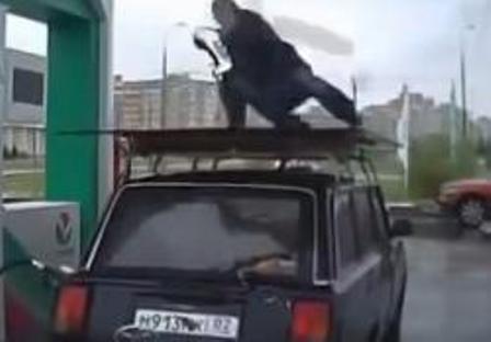 В России заправщик станцевал брейк на крыше клиентского авто +ВИДЕО
