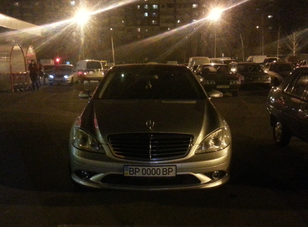 В Запорожье роскошный Mercedes ездит с номерами ВР0000ВР