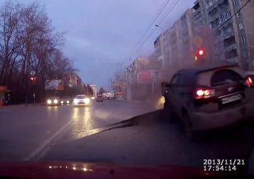 Это нечто: в России водитель врезался… в дорогу! +ВИДЕО