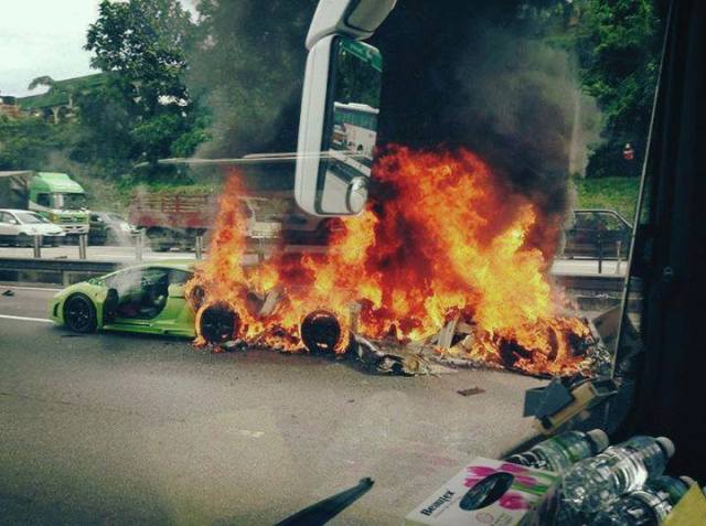 Зрелище не для слабонервных: сразу три Lamborghini сгорели дотла из-за ДТП!
