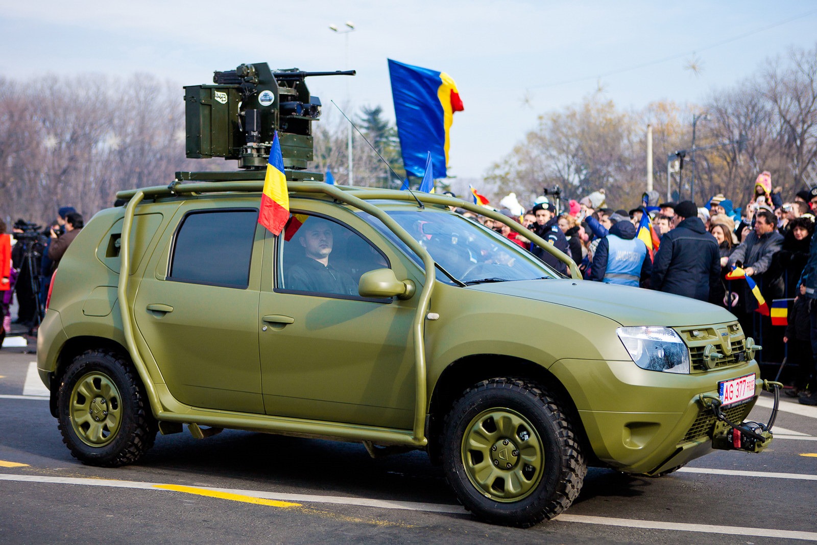 Как из Дастера сделать мини-танк для патрулирования Евромайдана