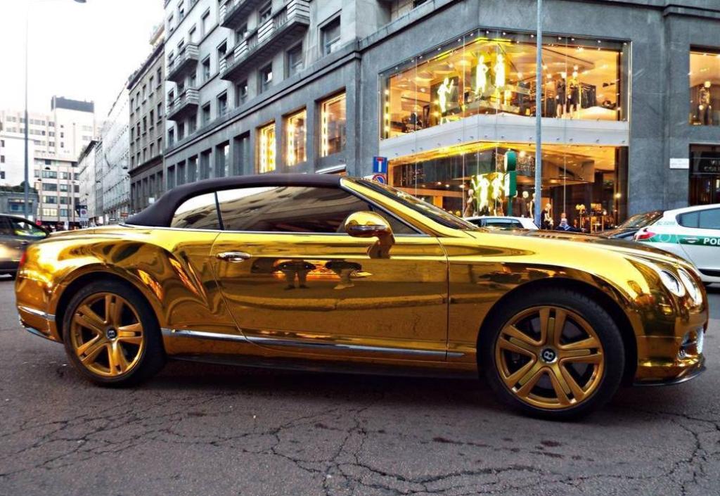 Новость одной картинкой: золотой Bentley с донецкими номерами на фоне витрин в Милане