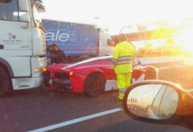 Только не это! В Италии произошло ДТП с участием самой дорогой Ferrari