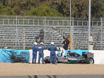 Льюис Хэмилтон разбил новый болид Mercedes, только сев за руль