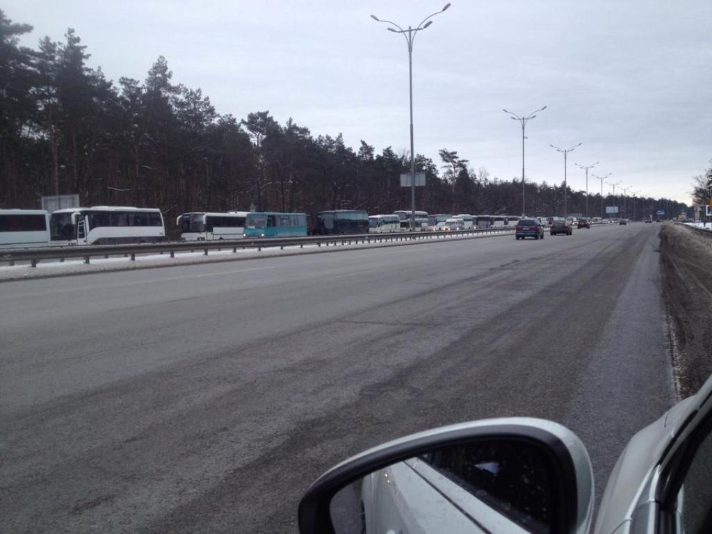 Бориспольскую трассу оккупировали десятки автобусов