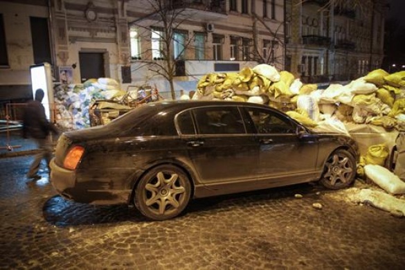 Депутатский Bentley проверил на прочность баррикады в центре Киева