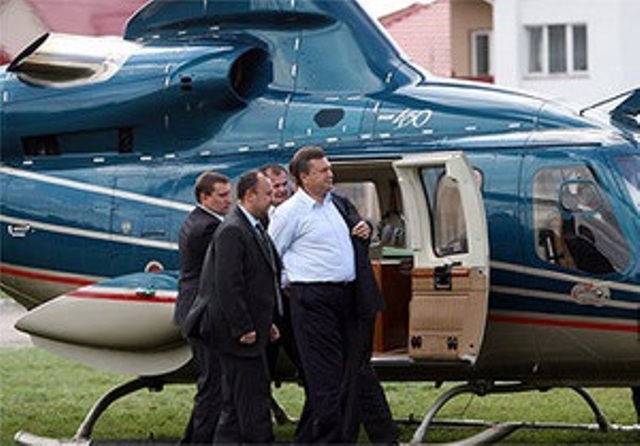 Янукович улетел на вертолете из Межигорья с дамой и ребенком?! (ТЕСТ на внимательность)