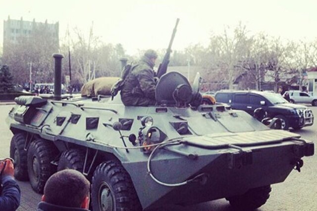 Понеслась? Российские БТРы и военные грузовики занимают позиции в Крыму