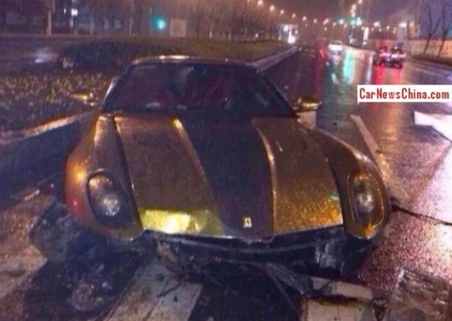 В Китае разбили позолоченную Ferrari 599 GTB Fiorano