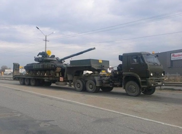 На север Крыма стягивают танки и БТРы