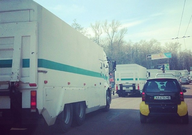 Новость одной картинкой: в Киеве активизировались инкассаторские грузовики