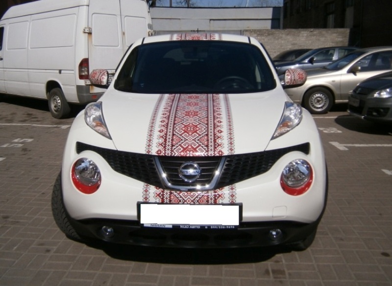 В Киеве становится модным оклеивать свои авто вышиванкой