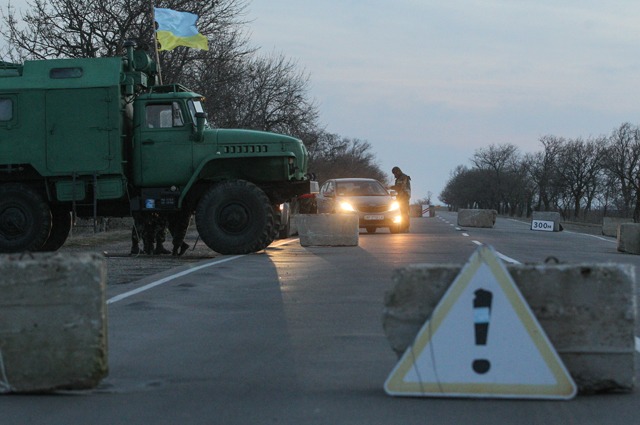 Киев оцепляют: на подъездах к столице возводят блокпосты