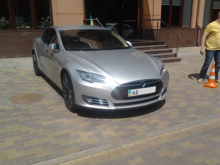 В Украине появился еще один электромобиль Tesla Model S