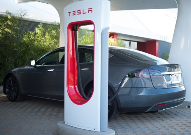 В Украине хотят обустроить «заправки» для электромобилей Tesla