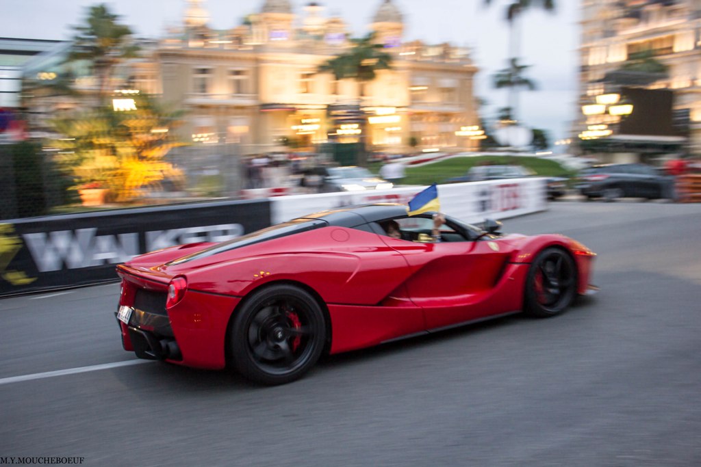 По Монако проехалась самая дорогая Ferrari с флагом Украины!