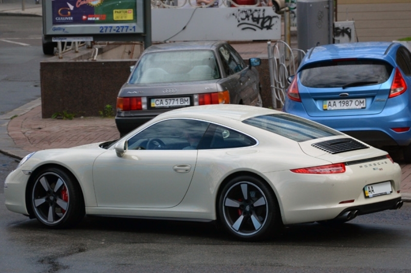 В Киеве засветился юбилейный Porsche 911 50th Anniversary Edition