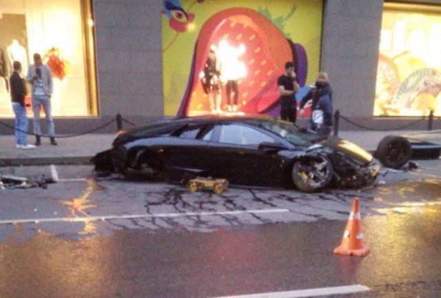 В Москве парень на Lamborghini протаранил витрину ЦУМа