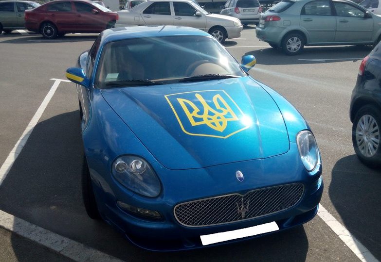 В Киеве владелец Maserati украсил ее украинскими гербом и флагом
