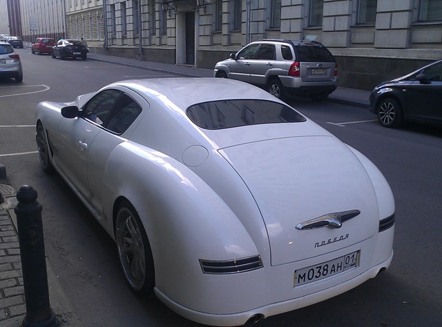 Украинскую Победу в стиле Bugatti перевезли в Москву