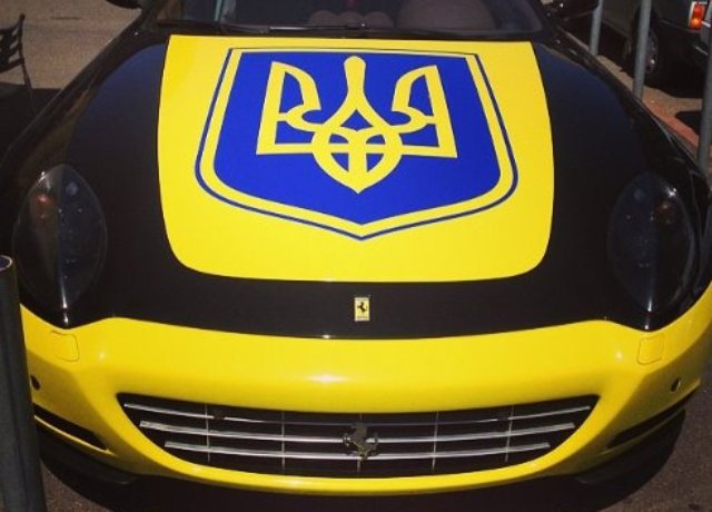 В Киеве появились патриотические Ferrari и Maserati с трезубцем