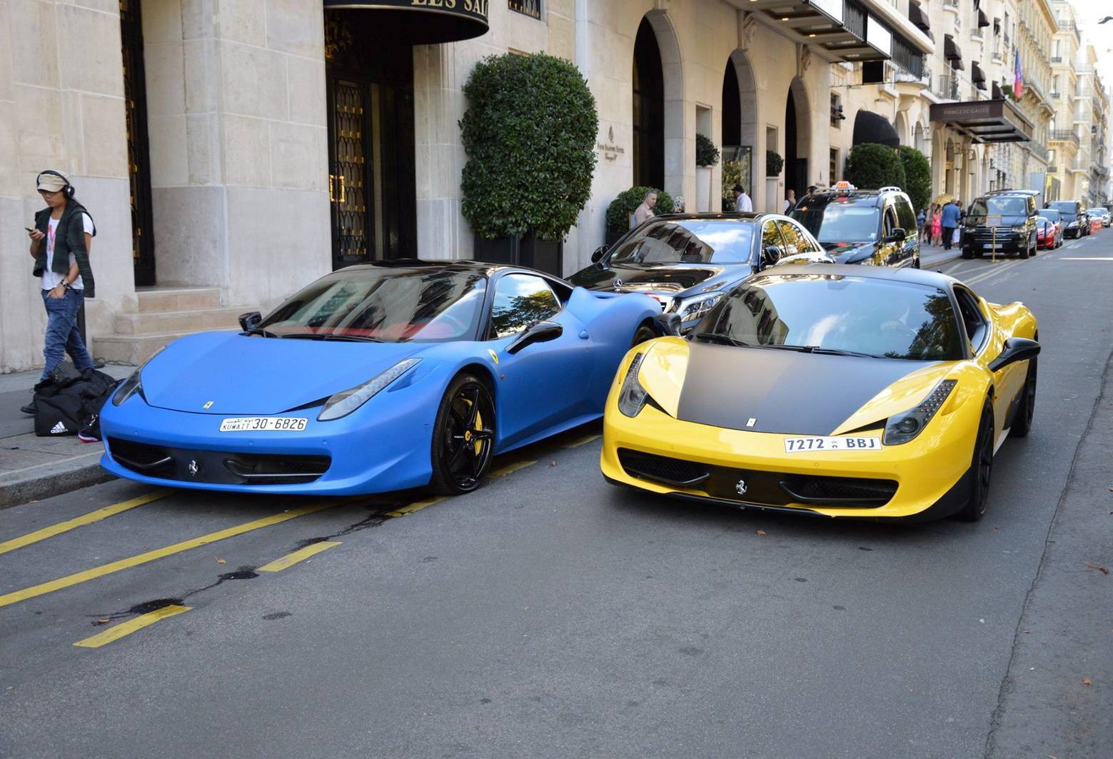 Во-первых это красиво:  Ferrari и желто-голубые мотивы