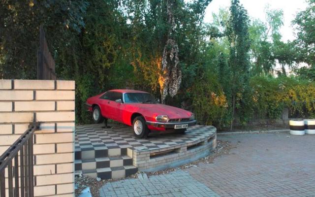 Жесть: в Бердянске из раритетного Jaguar XJ-S сделали памятник
