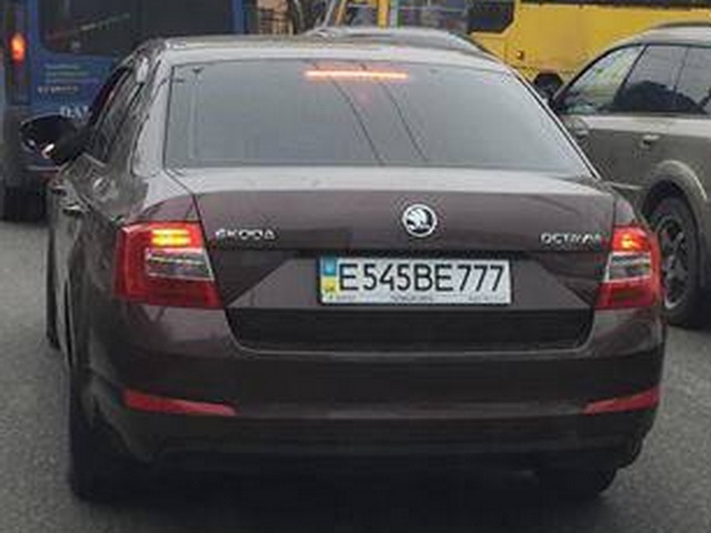 Новость одной картинкой: по Киеву ездит Skoda с замаскированными российскими номерами?!