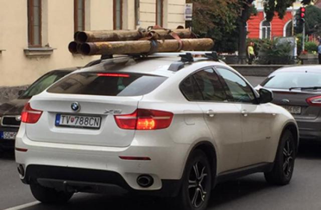 Новость одной картинкой: BMW X6 с трубами на крыше в Ужгороде
