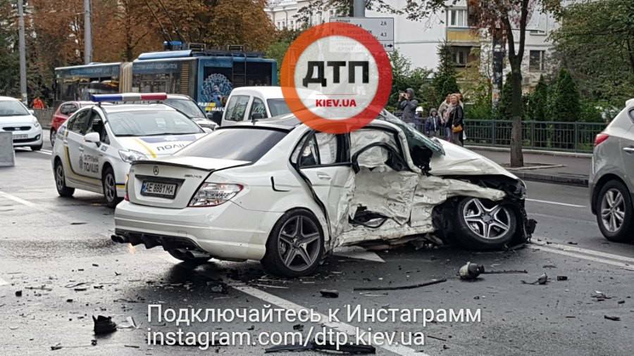 В Киеве разбили заряженный Mercedes C63 AMG