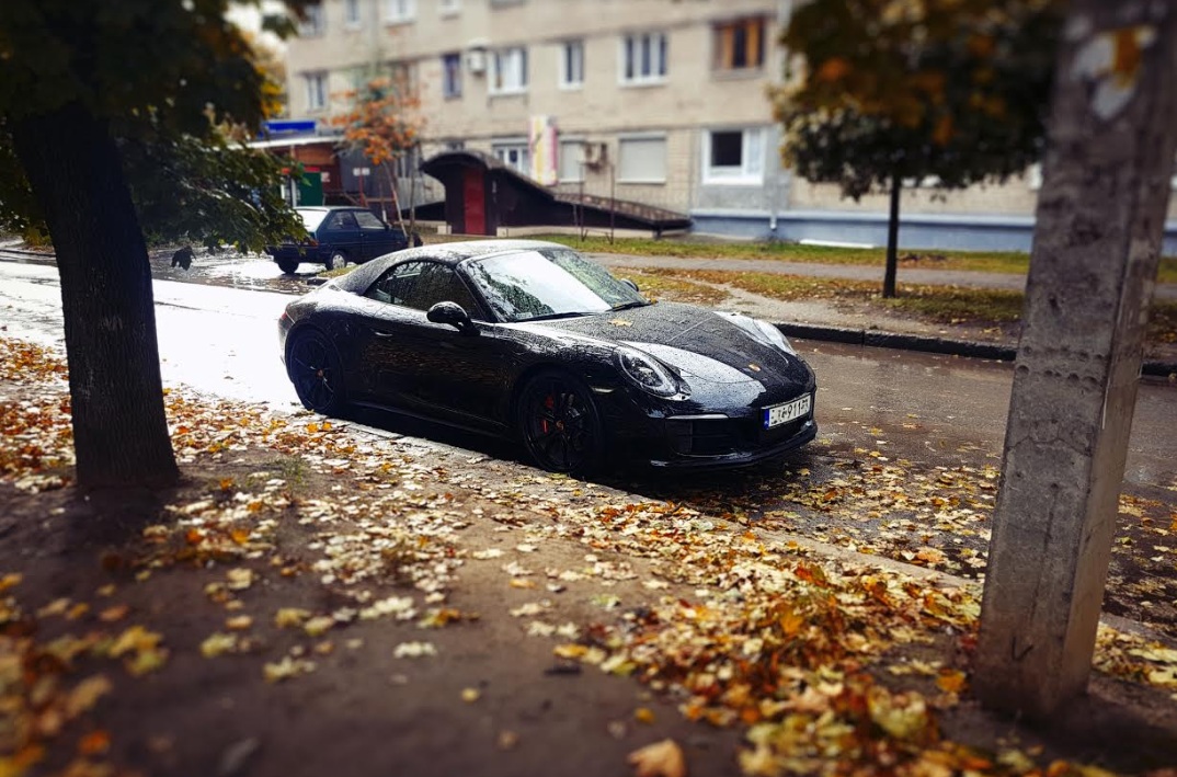 Картина маслом: роскошный кабриолет Porsche на бляхах в Украине