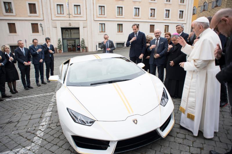 Батюшки в шоке: Папа Римский пожертвовал подаренным суперкаром на благотворительность