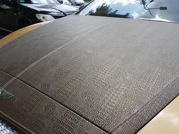В Киеве засняли золотой Bentley с обшитым крокодиловой кожей капотом