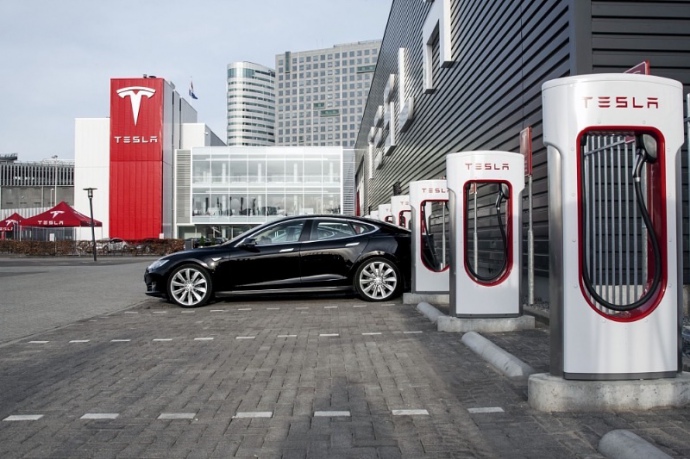 Илон Маск пообещал открыть в 2019 году зарядные станции Tesla в Украине