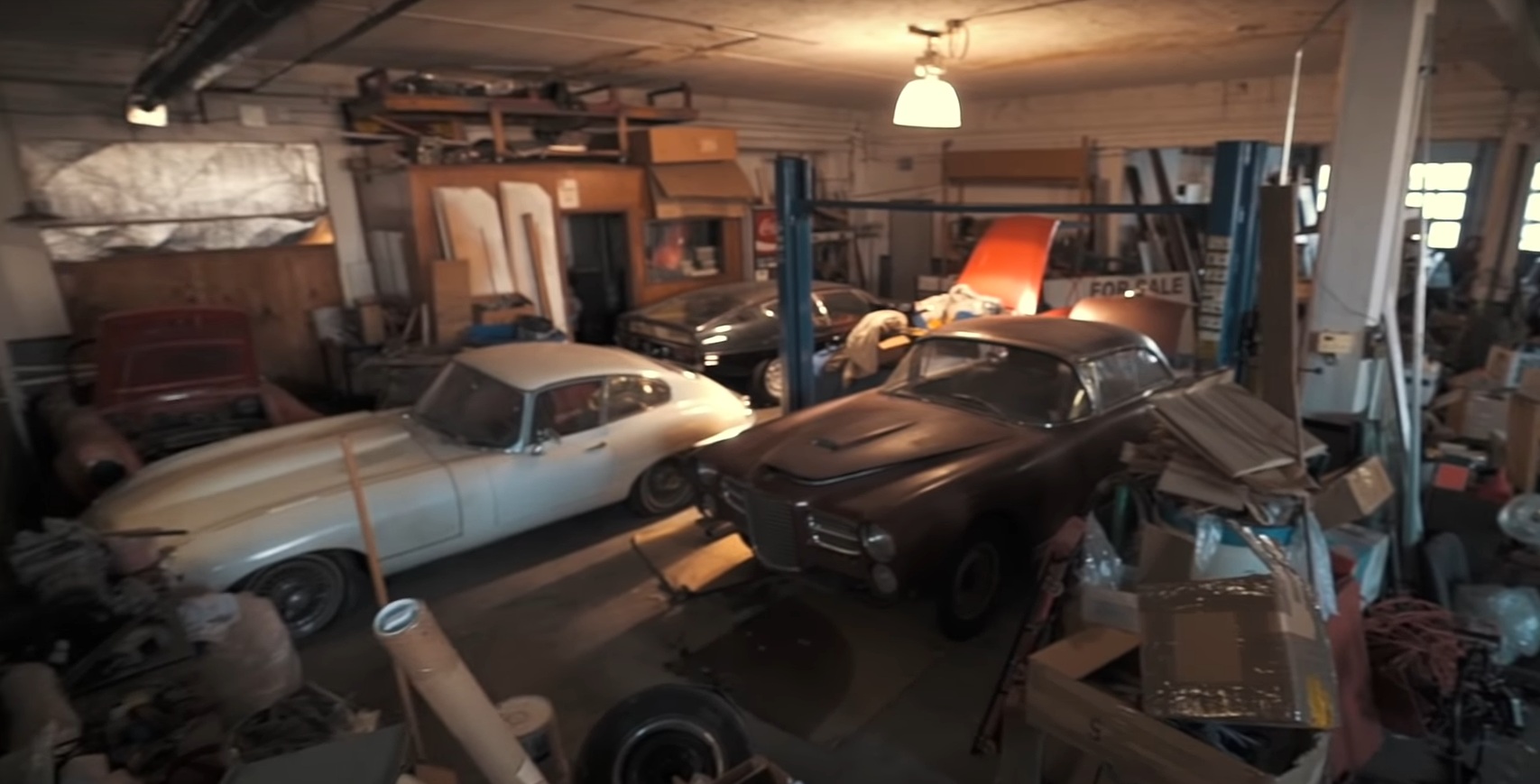 Редчайшие спорткары 60-х обнаружили в старом автосалоне