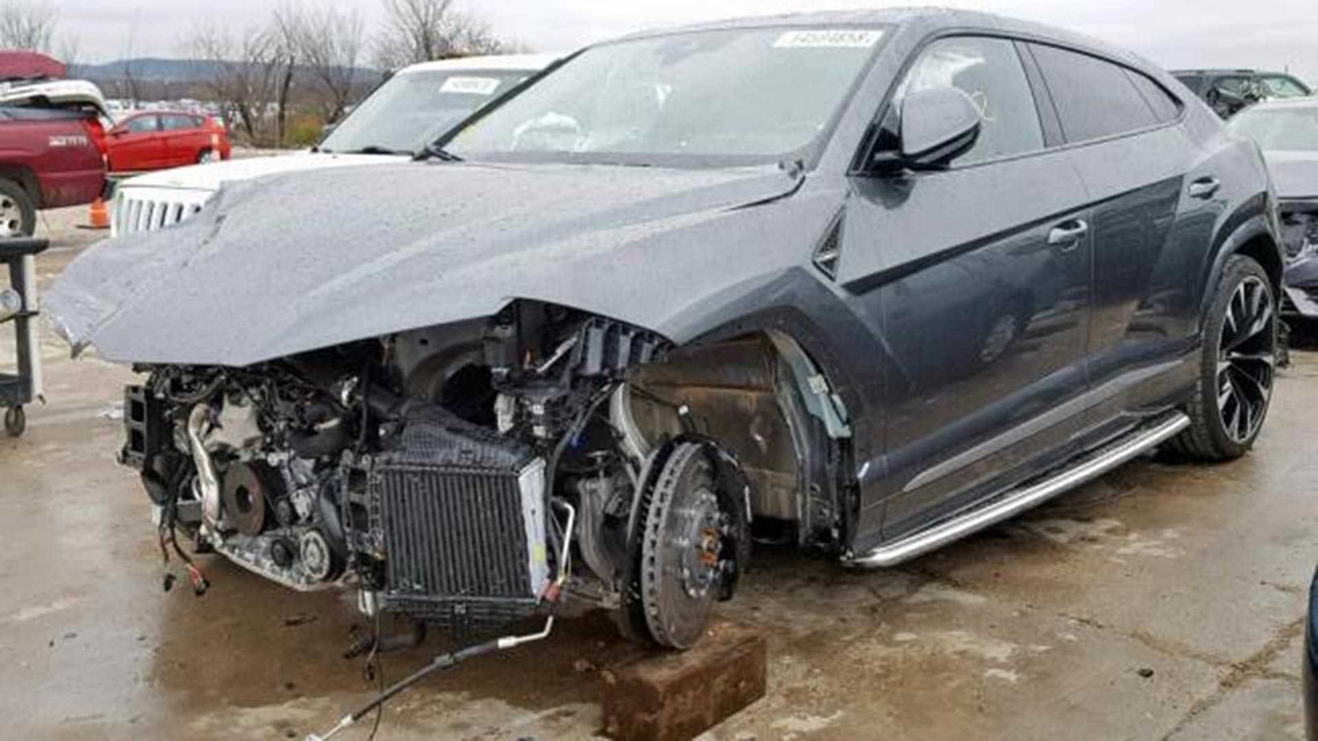 Первый пошел: новейший кроссовер Lamborghini разбили в ДТП