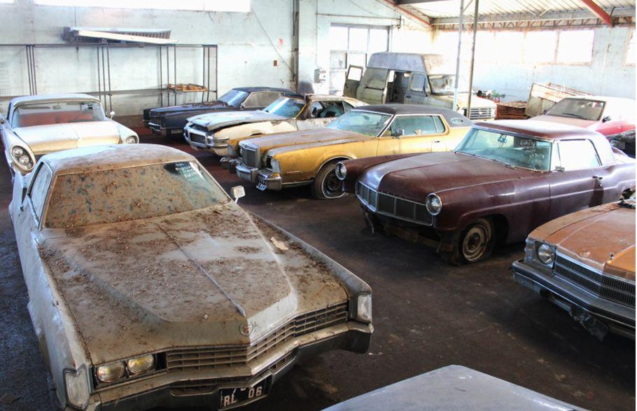 Огромную коллекцию ретро-авто обнаружили на заброшенном складе