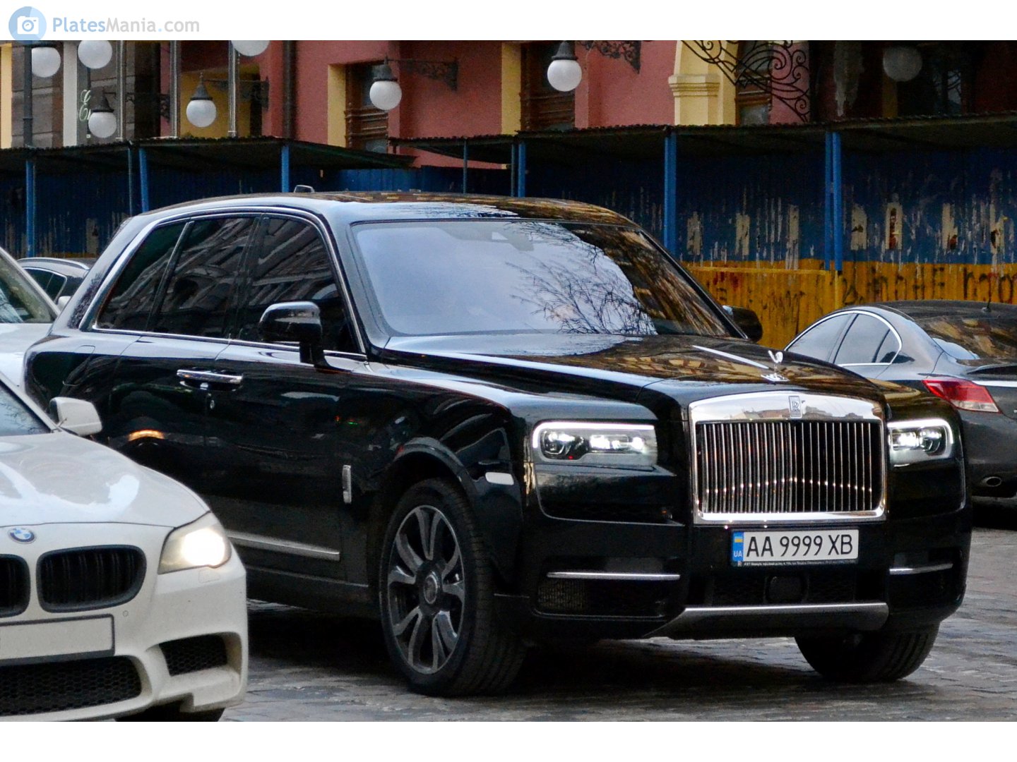 С какого авто перевесили номера на первый в Украине внедорожник Rolls-Royce