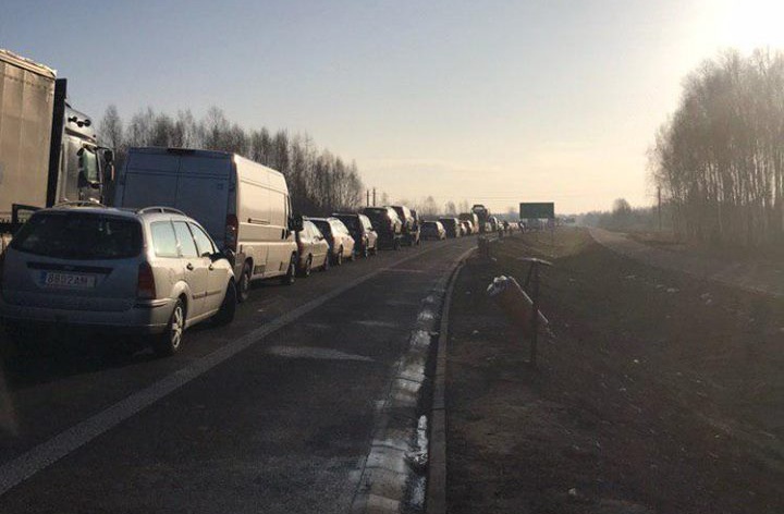 Украинцы породили рост цен на авто в Литве и очереди на границе