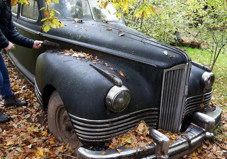 Редчайший советский лимузин 60 лет простоял заброшенным в саду