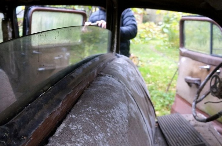 Редчайший советский лимузин 60 лет простоял заброшенным в саду
