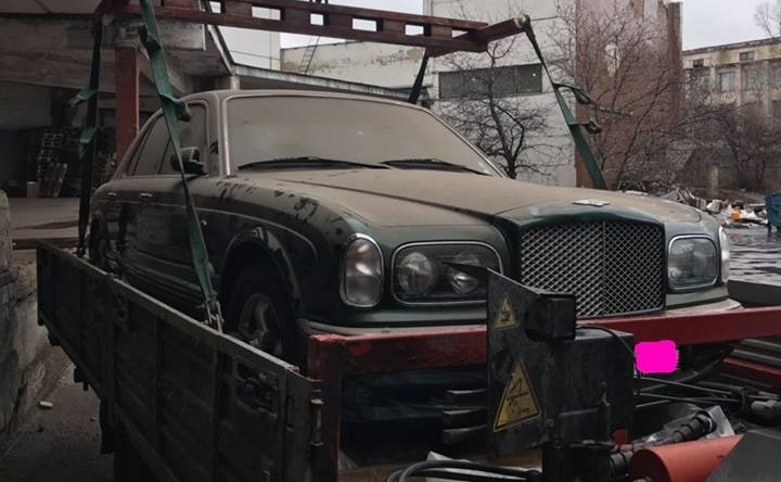 В Киеве обнаружен заброшенный раритетный Bentley