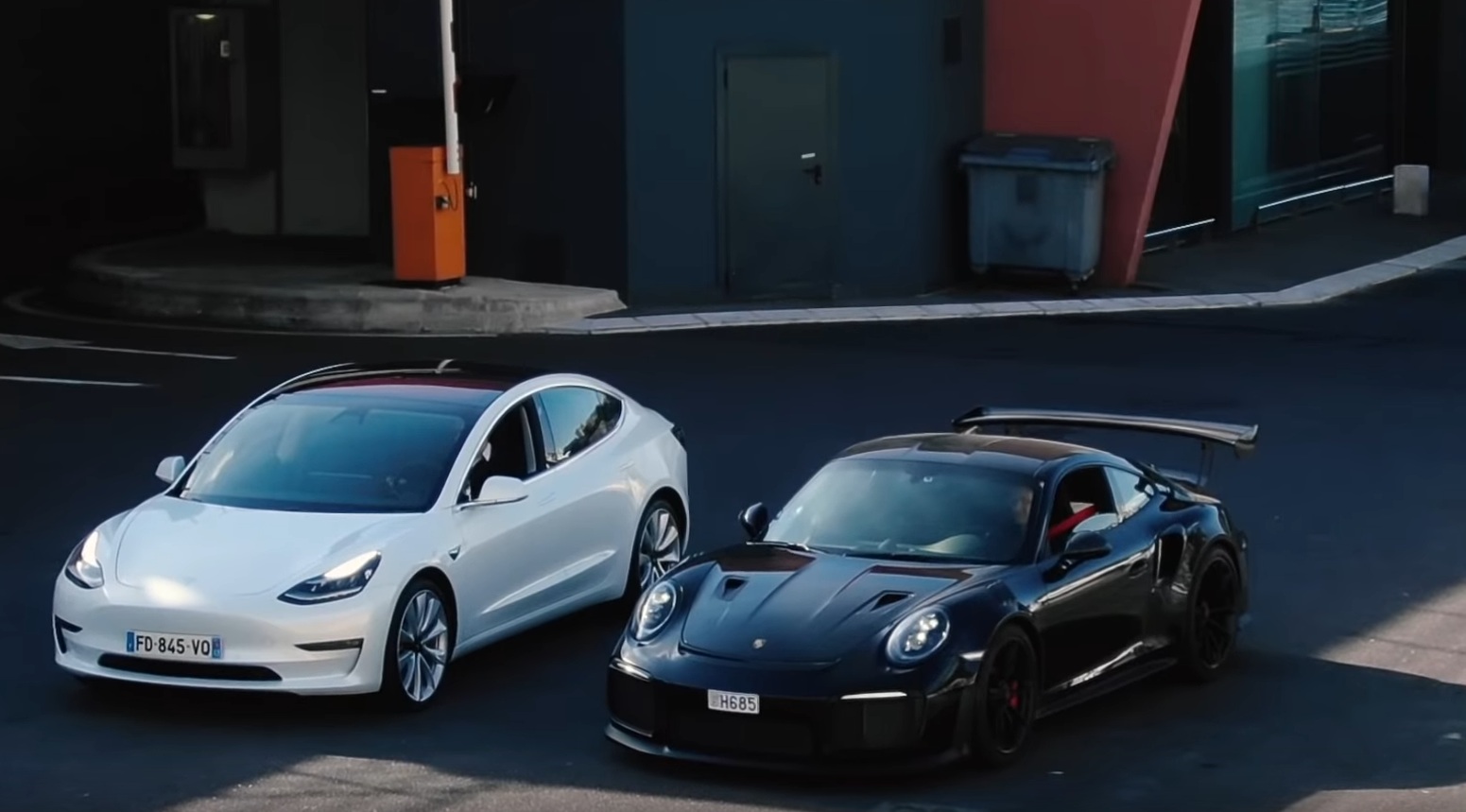 Драгрейсинг Tesla Model 3 и самого быстрого Porsche с неожиданным финалом