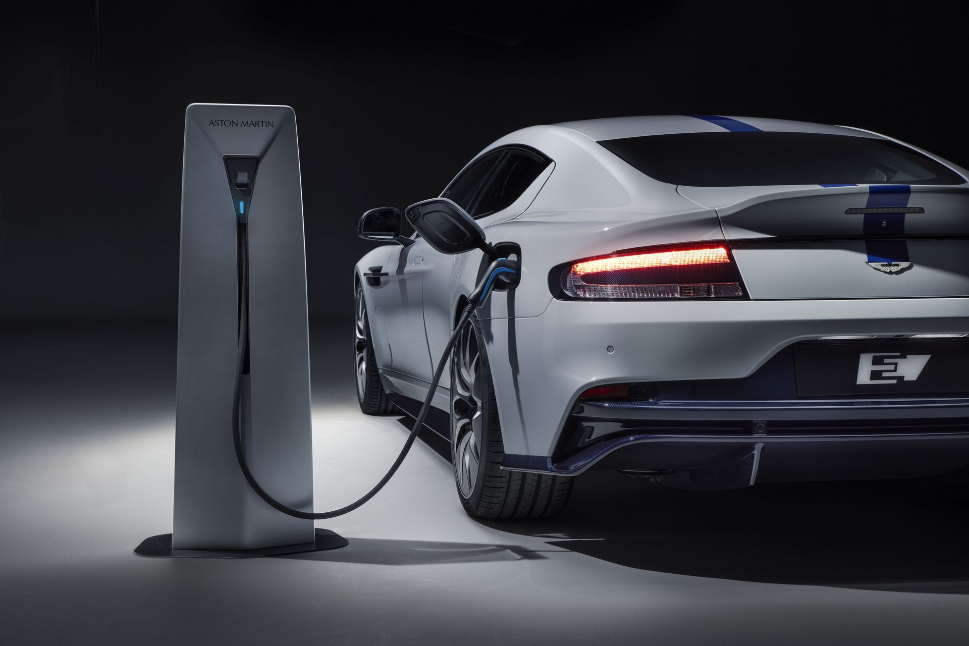 Официальные фото первого электрокара Aston Martin для агента 007