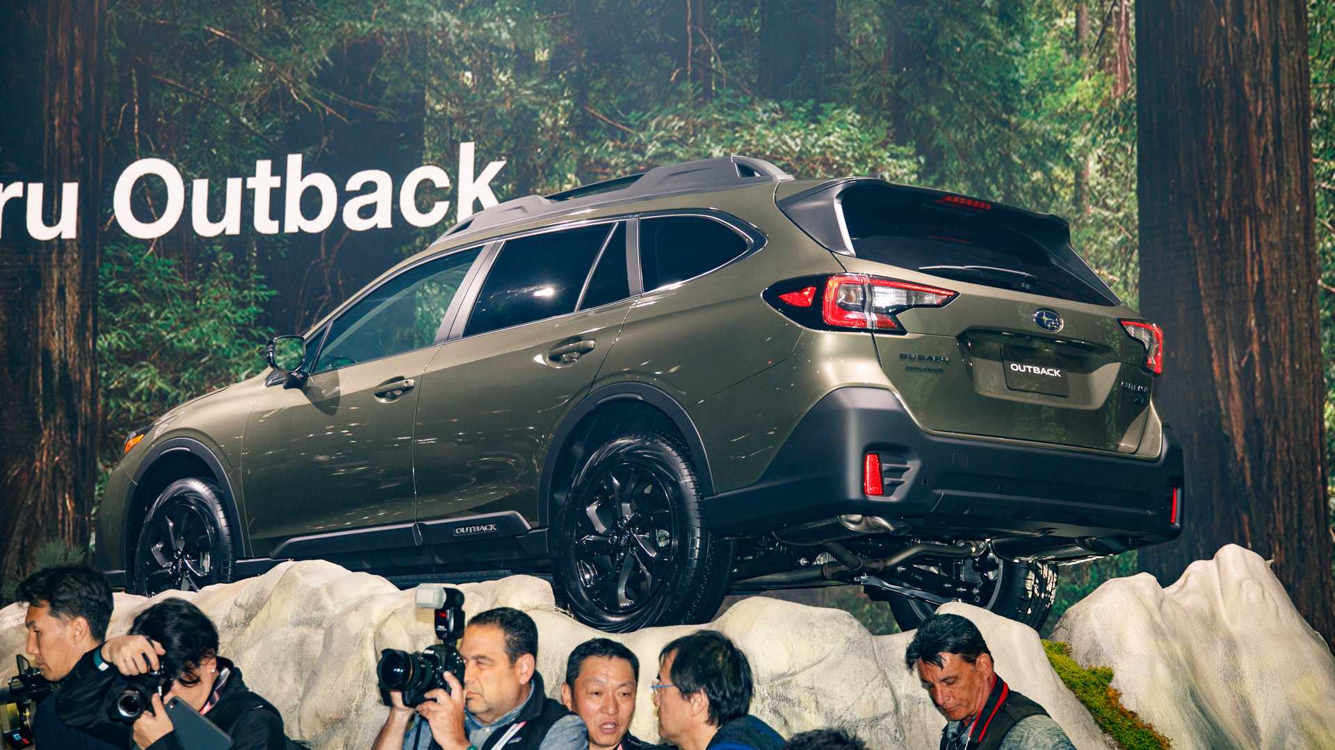 Живые фото и все подробности нового Subaru Outback 2020