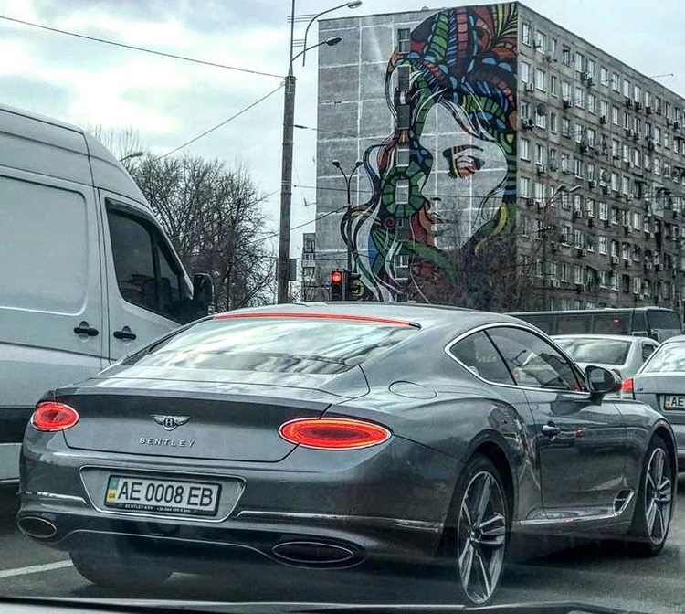 В Украине засняли два новейших купе Bentley